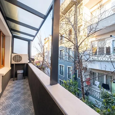 Taksim No 44 & * Istanboel